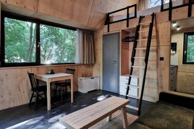 Obývačka s gaučom prepojená so spálňou na poschodí, TREE-TOP VILLAGE, Tokajské domčeky v korunách stromov, Bara