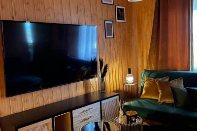 Obývačka s gaučom a LCD TV, Chalet Látky, Látky