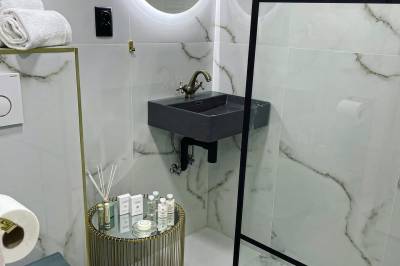 Kúpeľňa so sprchovacím kútom a toaletou, Chalet Látky, Látky
