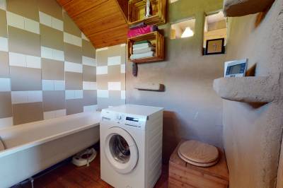 Kúpeľňa s vaňou, toaletou a práčkou, Slamený dom, Krupina