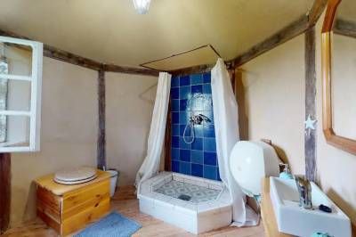 Kúpeľňa so sprchovacím kútom a toaletou, Jurta na Krupinskej planine, Krupina