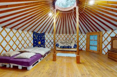Miestnosť s dvomi 1-lôžkovými posteľami a rozkladacou pohovkou, Jurta na Krupinskej planine, Krupina
