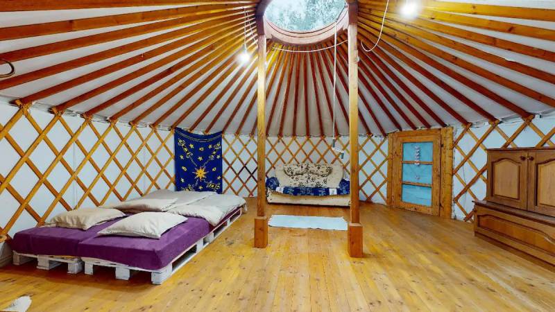 Miestnosť s dvomi 1-lôžkovými posteľami a rozkladacou pohovkou, Jurta na Krupinskej planine, Krupina