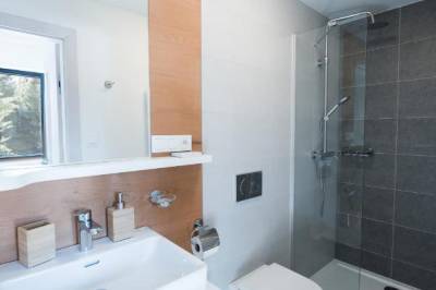 Kúpeľňa so sprchovacím kútom a toaletou, Villa Drosera, Pribylina