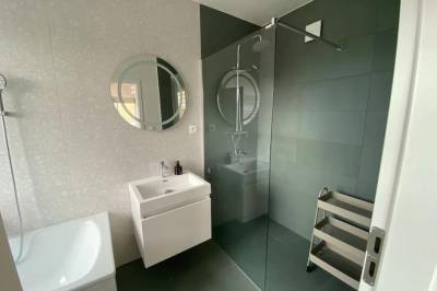 Kúpeľňa so sprchovacím kútom a vaňou, Apartmán s výhľadom na hory, Banská Bystrica