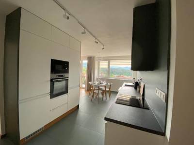 Plne vybavená kuchyňa s jedálenským sedením, Apartmán s výhľadom na hory, Banská Bystrica