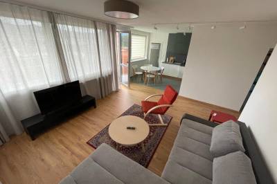 Obývačka s rozkladacím gaučom, TV a vstupom na balkón, Apartmán s výhľadom na hory, Banská Bystrica