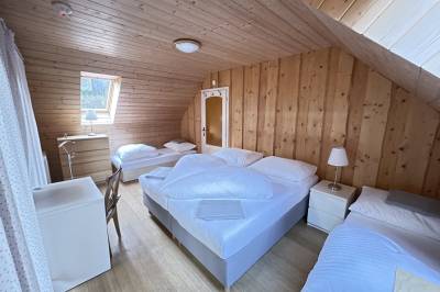 Spálňa s manželskou a 1-lôžkovými posteľou, Chata Marína Kubínska hoľa, Dolný Kubín