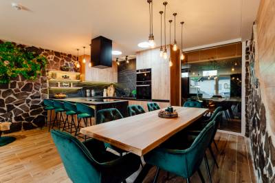 Kuchyňa s barovým a jedálenským sedením, PARADiSE Wellness Residence, Terchová