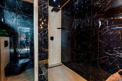 Kúpeľňa so sprchovacím kútom a toaletou, PARADiSE Wellness Residence, Terchová