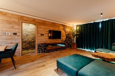 Obývačka s gaučom, krbom a LCD TV, PARADiSE Wellness Residence, Terchová