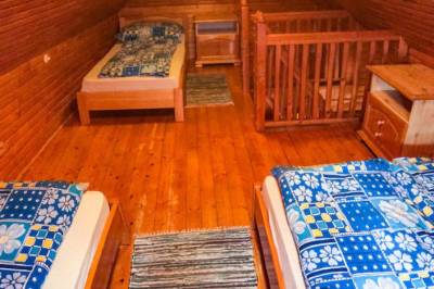 Apartmán 1 - spálňa s manželskou posteľou a dvomi samostatnými posteľami, Bocanské chalúpky, Vyšná Boca