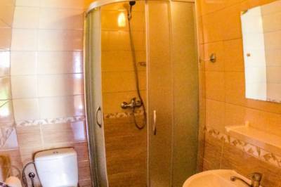Apartmán 2 - kúpeľňa so sprchovacím kútom a toaletou, Bocanské chalúpky, Vyšná Boca