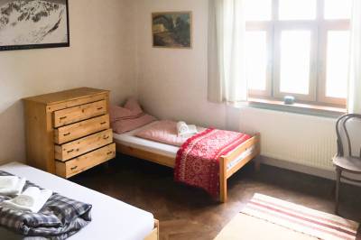 Spálňa s manželskou posteľou a dvomi 1-lôžkovými posteľami, Chata Lehota, Horná Lehota