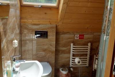 Kúpeľňa so sprchovacím kútom a toaletou na poschodí, Chata Martina, Ždiar