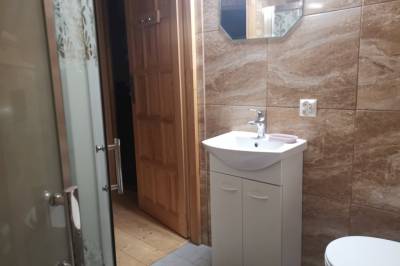 Kúpeľňa so sprchovacím kútom a toaletou na poschodí, Chata Martina, Ždiar