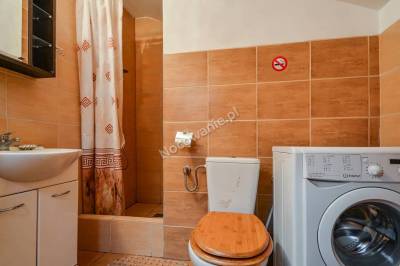Kúpeľňa so sprchovacím kútom, toaletou a práčkou, Cottage Tatry, Štrba