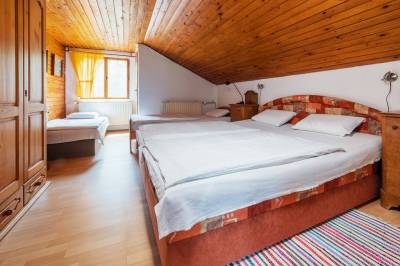 Spálňa s manželskou posteľou a dvomi 1-lôžkovými posteľami, Chata Slovakia č. 1, Dolná Lehota