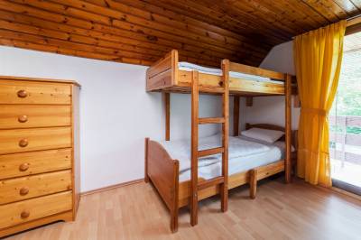 Spálňa s manželskou posteľou a poschodovou posteľou, Chata Slovakia č. 1, Dolná Lehota