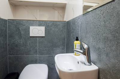 Samostatná toaleta s umývadlom, Chata Slovakia č. 1, Dolná Lehota