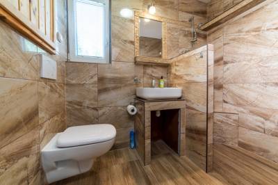Kúpeľňa so sprchovacím kútom a toaletou, Chata Slovakia č. 1, Dolná Lehota