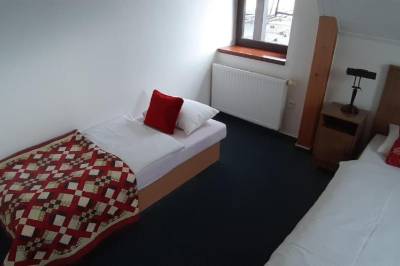 Spálňa s manželskou a 1-lôžkovou posteľou, Vila Fénix, Ludrová