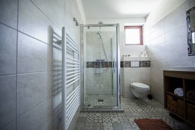 Kúpeľňa so sprchovacím kútom a toaletou, Chata Polom, Raková