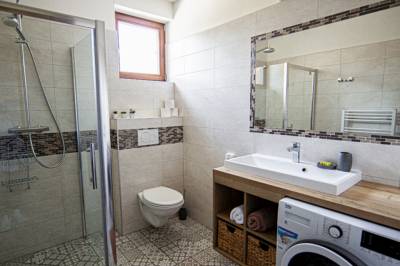Kúpeľňa so sprchovacím kútom, práčkou a toaletou, Chata Polom, Raková
