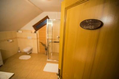 Kúpeľňa so sprchovacím kútom a toaletou, Chata Korcháň, Raková