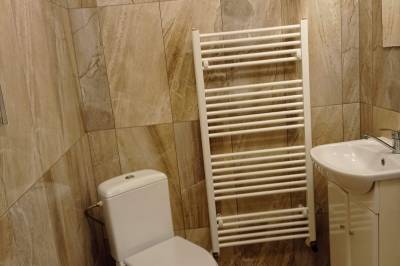 Kúpeľňa s vaňou a toaletou, Chata u Dedka, Oravský Podzámok