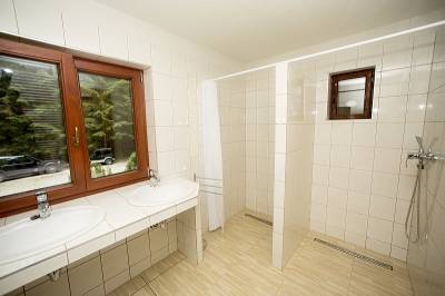 Kúpeľňa so sprchovacím kútom, Chata MROŽ, Demänovská Dolina