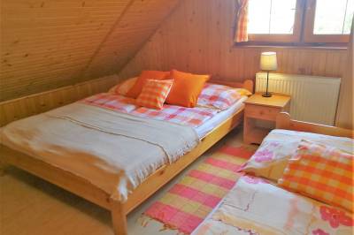 Spálňa s manželskou posteľou a dvomi 1-lôžkovými posteľami, Chata pod horou, Oščadnica
