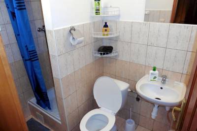 Kúpeľňa so sprchovacím kútom a toaletou, Chata Tadeáš na Orave, Oravský Biely Potok