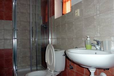 Kúpeľňa so sprchovacím kútom a toaletou, Chata Tadeáš na Orave, Oravský Biely Potok