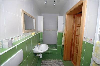 Apartmán 1 – kúpeľňa so sprchovacím kútom a toaletou, Apartmánový dom Huty, Huty