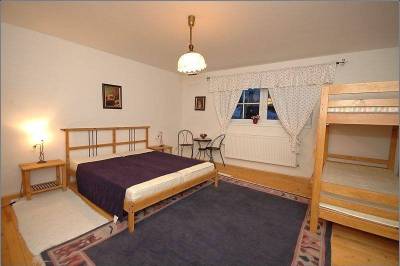 Apartmán 2 – spálňa s manželskou posteľou a poschodovou posteľou, Apartmánový dom Huty, Huty