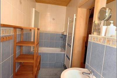 Apartmán 3 – kúpeľňa s vaňou a toaletou, Apartmánový dom Huty, Huty