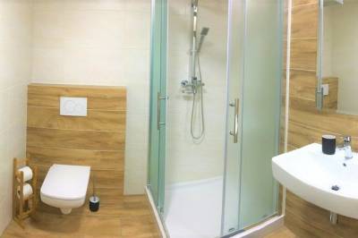 Kúpeľňa so sprchovacím kútom a toaletou, Apartmány Paľovci, Zuberec
