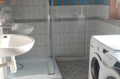 Dom - kúpeľňa so sprchovacím kútom, práčkou a sušičkou, Drevenica Koliba, Drábsko