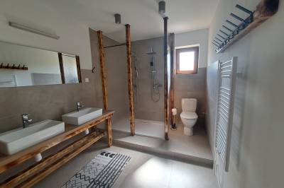 Kúpeľňa s dvojitým sprchovacím kútom a toaletou, Chatô Liptov, Liptovský Mikuláš