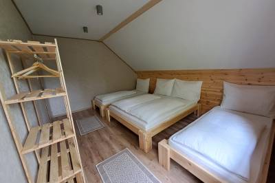 Spálňa s manželskou posteľou a dvomi oddelenými lôžkami, Chatô Liptov, Liptovský Mikuláš
