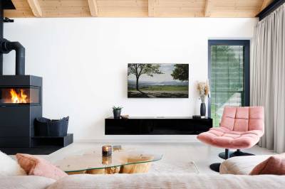 Chalet premium - obývačka s gaučom, LCD TV a krbom, Tri Vody Chalets, Liptovský Mikuláš