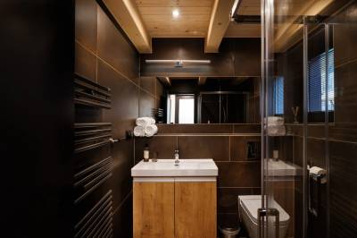 Chalet premium - kúpeľňa so sprchovacím kútom a toaletou, Tri Vody Chalets, Liptovský Mikuláš
