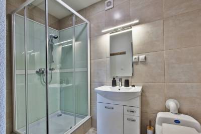 Kúpeľňa so sprchovacím kútom a toaletou, Chata Glianka, Brezno