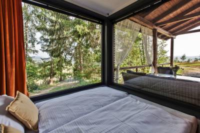 Spálňa s manželskou posteľou a veľkými francúzskymi oknami, Chata Glianka, Brezno