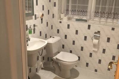 Kúpeľňa so sprchovacím kútom a toaletou, Ubytovanie Kľak, Kľak