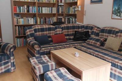 Obývačka s gaučom a knižnicou, Chalupa u Valiky, Podtureň