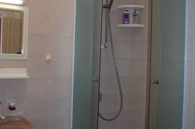 Kúpeľňa so sprchovacím kútom, Chalupa u Valiky, Podtureň
