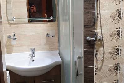 Kúpeľňa so sprchovacím kútom, Chata Panoráma, Trstená