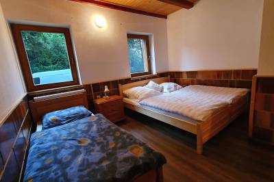 Spálňa s manželskou a 1-lôžkovou posteľou, Chata Panoráma, Trstená